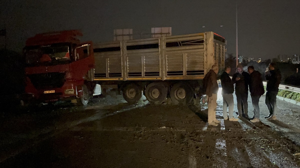 Samsun\'da Tır Kazası: 1,5 Saat Ulaşım Kapalı