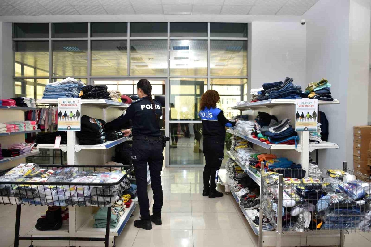 Siirt\'te Çocuklara Ücretsiz Kıyafet Dükkanı