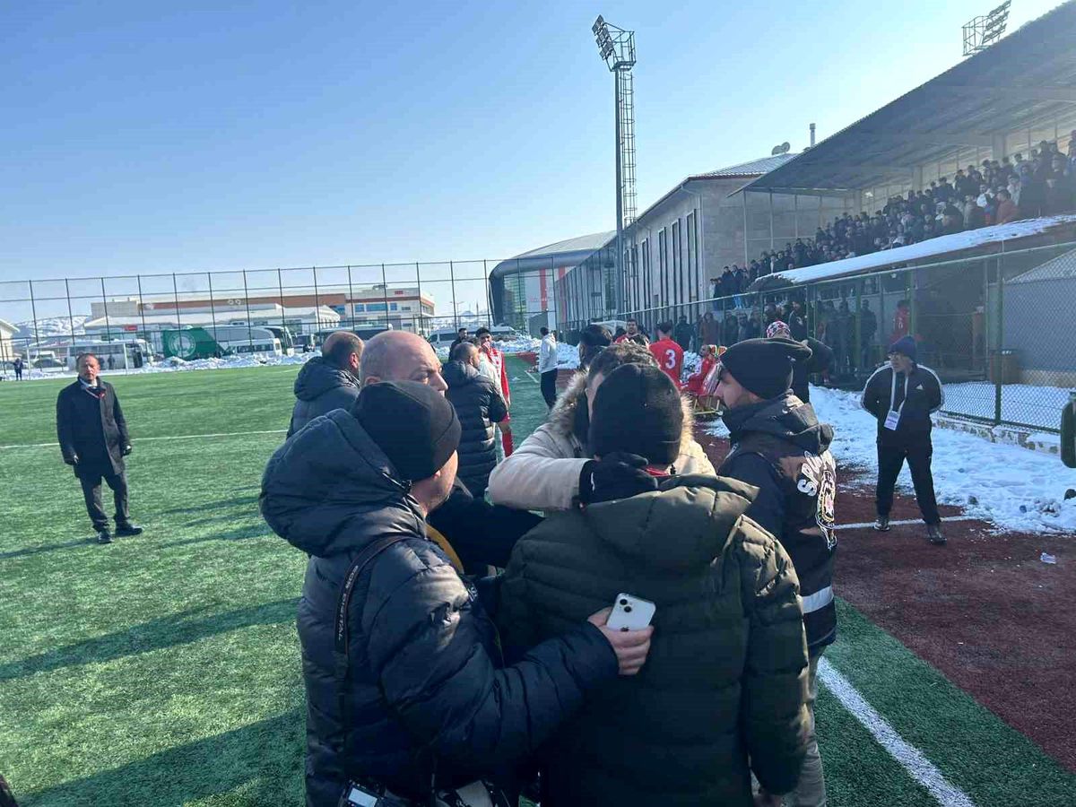 Sivas\'ta Amatör Futbol Maçında Gerilim: Kavga Çıktı