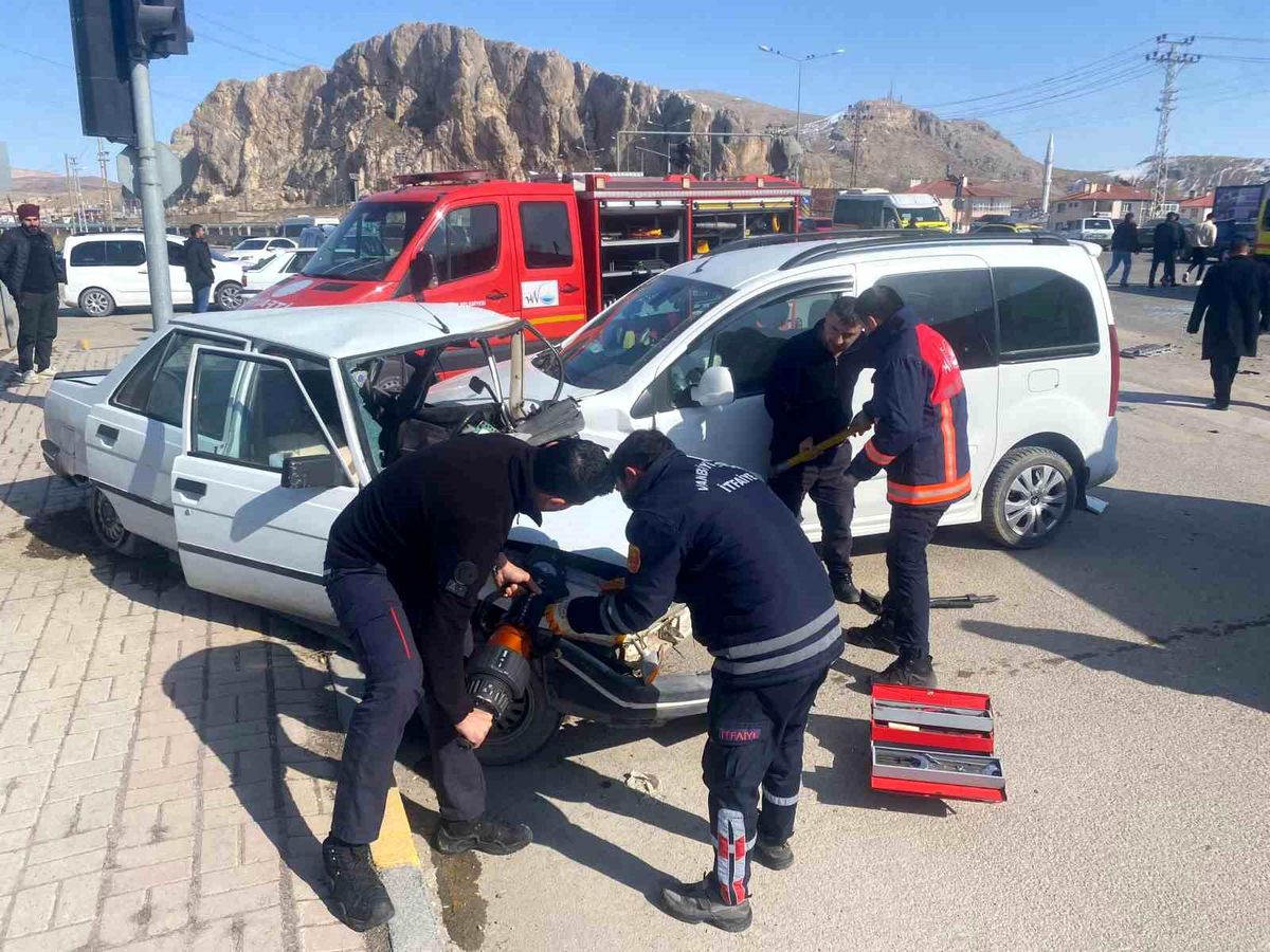 Van\'da Trafik Kazası: 3 Yaralı
