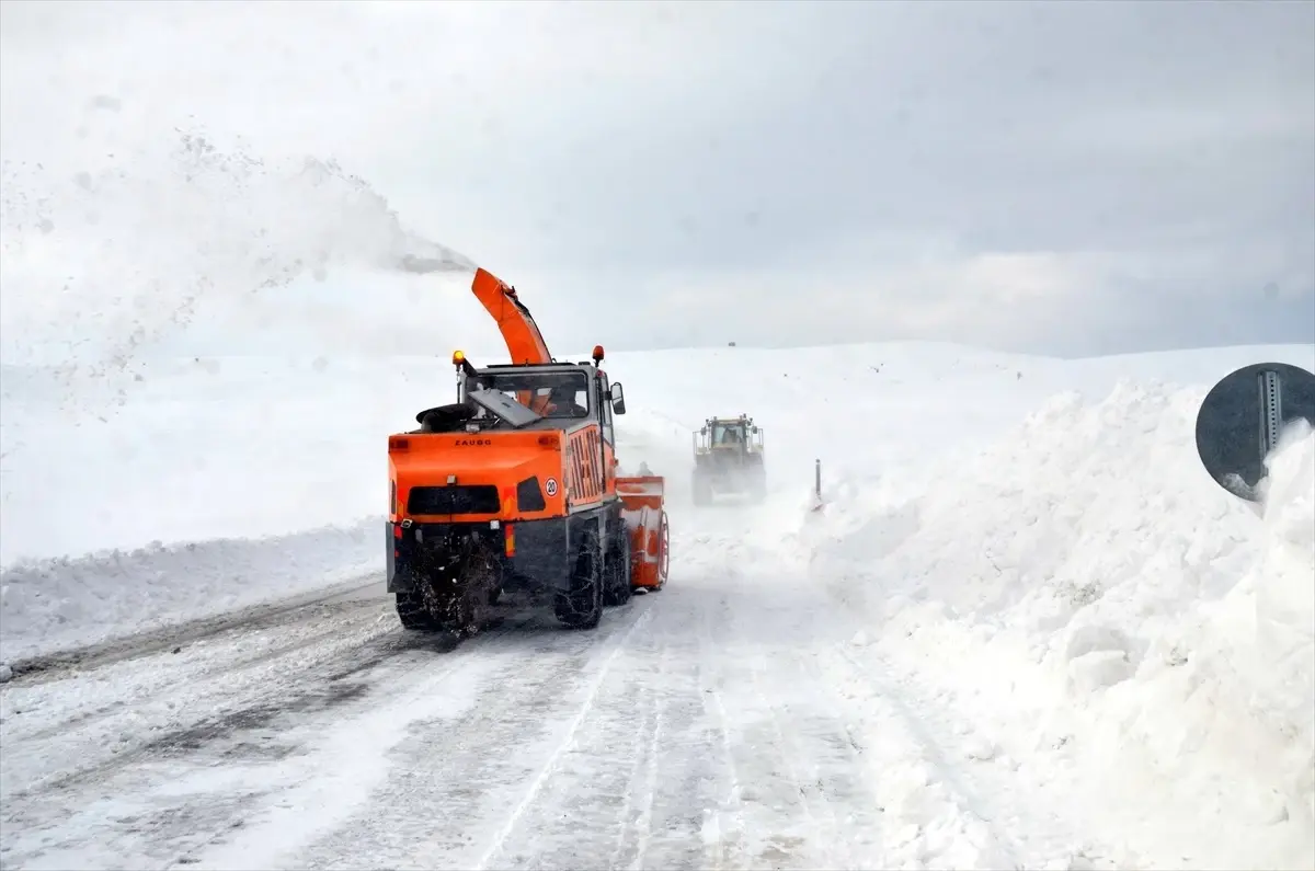 Doğu\'da Kar Engeli: 55 Yerleşim Yolu Kapalı