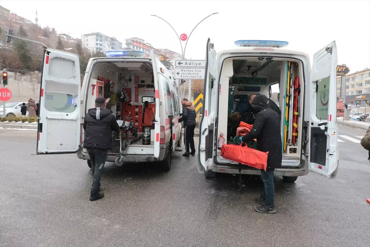 Yozgat\'ta Ambulans ve Araç Çarpıştı