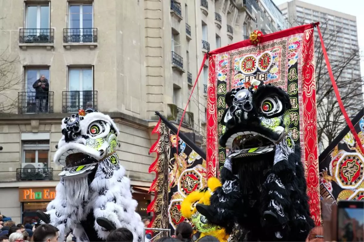 Paris\'te Çin Yeni Yılı Geçit Töreni