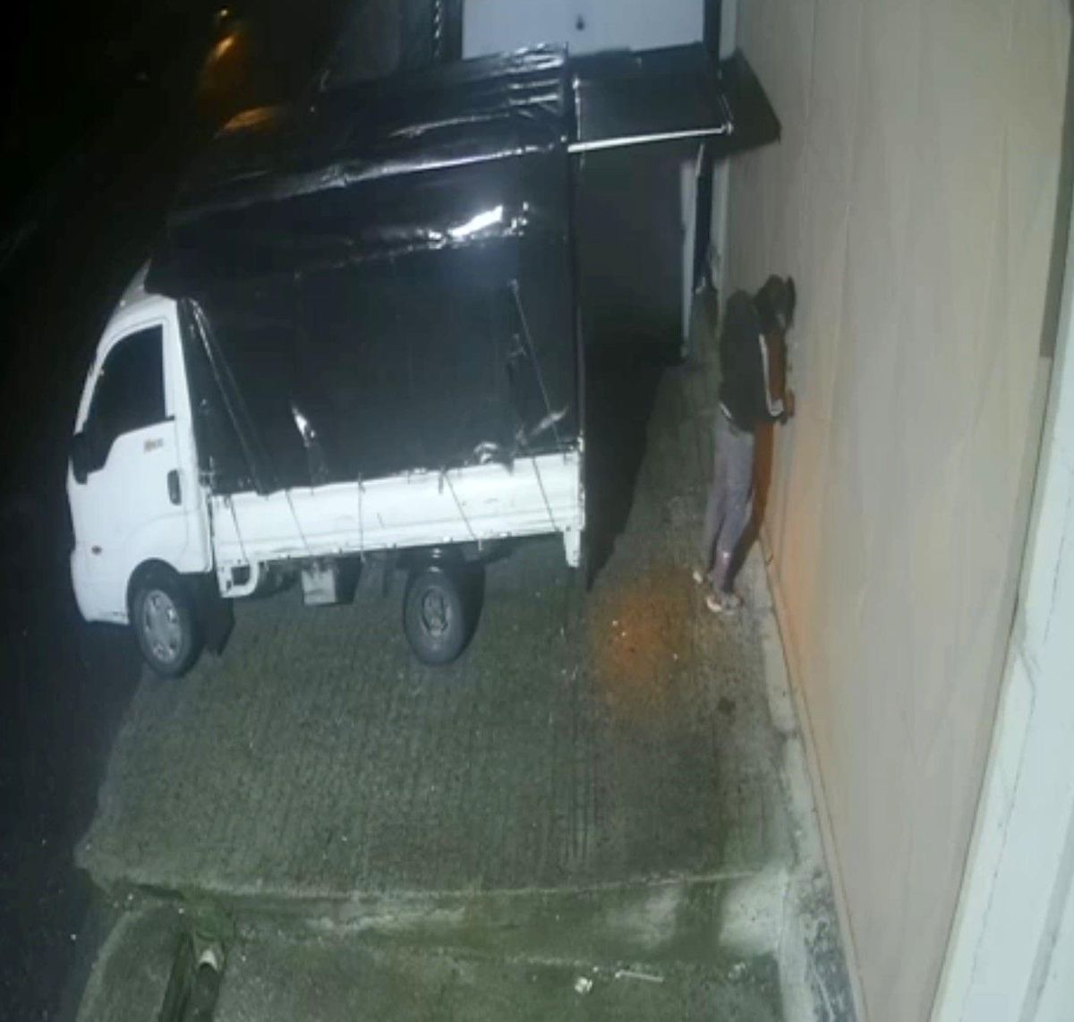 Hırsızlar Kapıyı Açamayınca Kamyonetle Çarptı