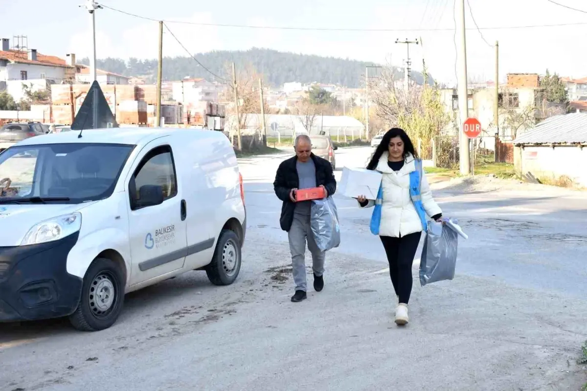 Balıkesir\'de Dar Gelirli Ailelere Kışlık Kıyafet Desteği