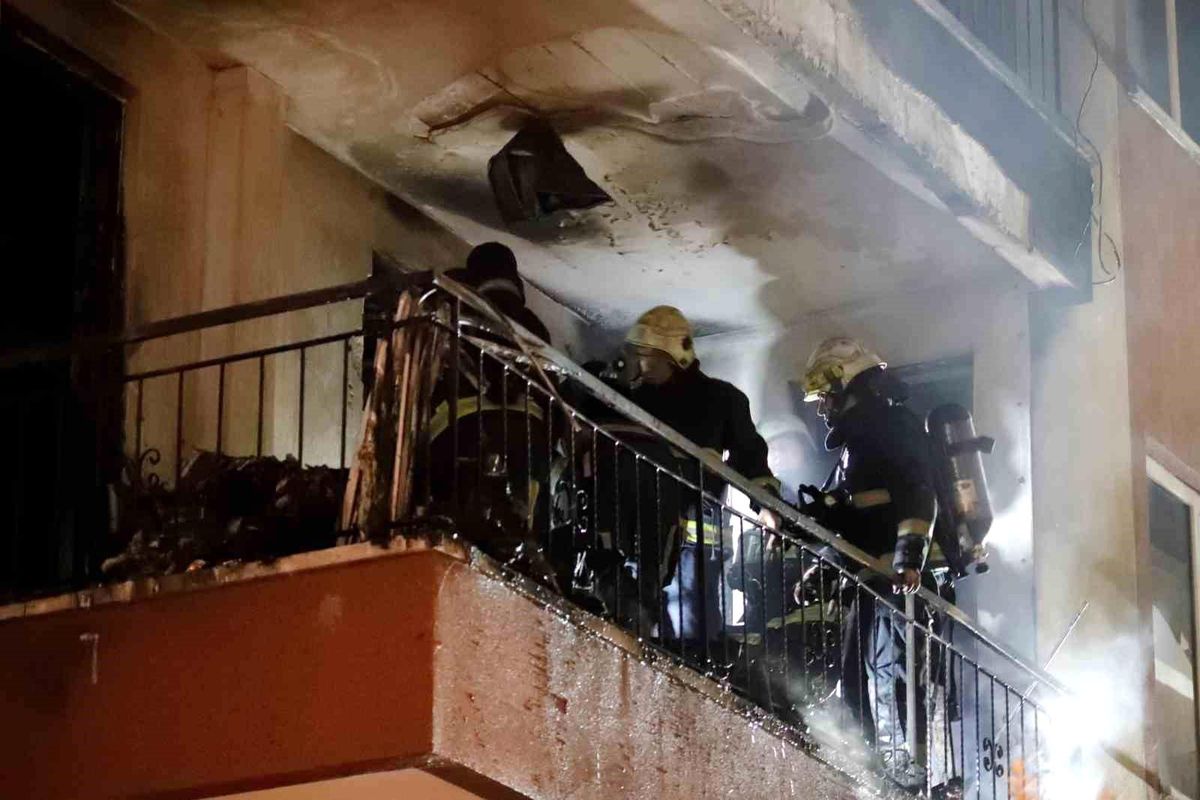 Antalya\'da Balkon İle Yangın: Cep Telefonu Bataryaları Patladı