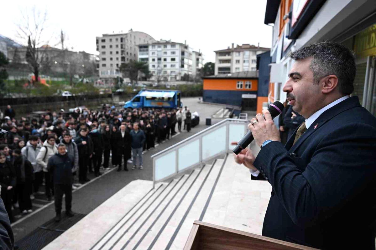 Oktay Yılmaz, Gençlerle Buluşarak Eğitim Vizyonunu Paylaşıyor