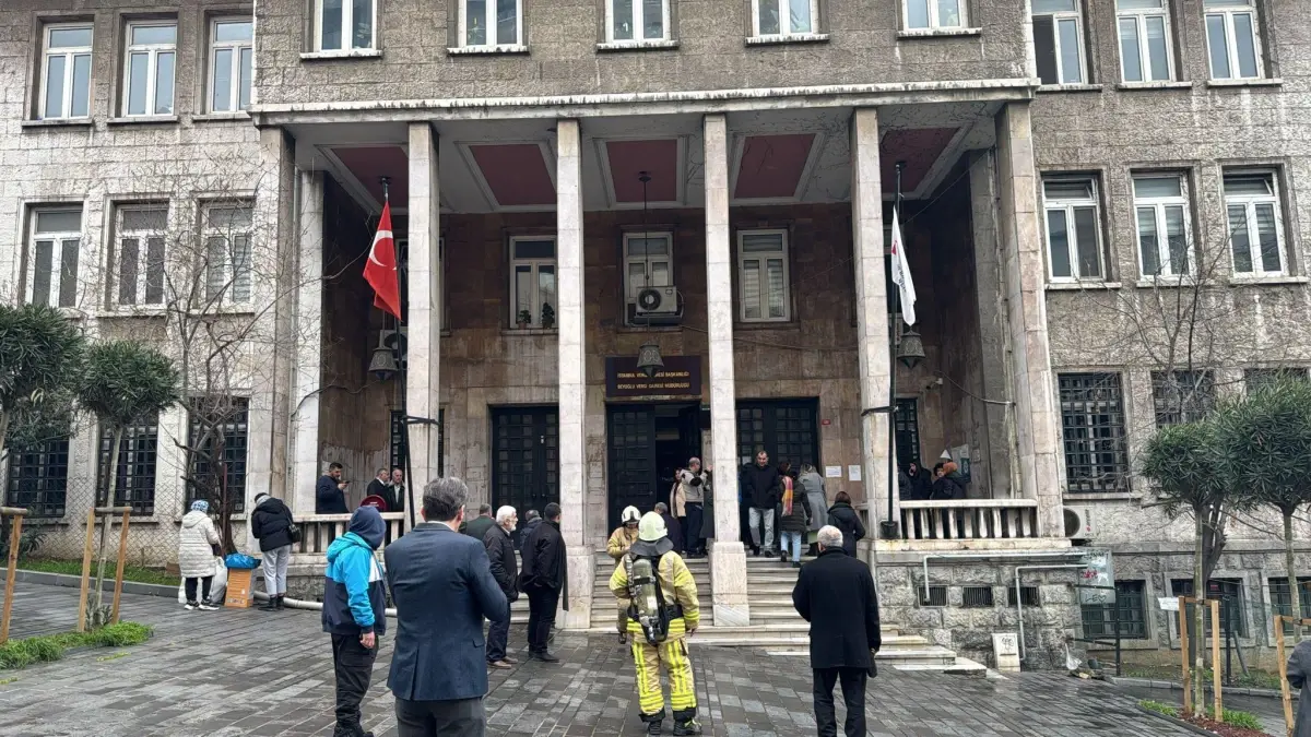 Beyoğlu Vergi Dairesi\'nde Kablolardan Yangın Çıktı