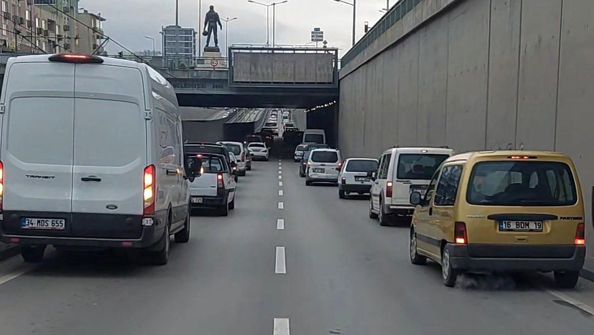 Bursa\'da Sürücüler Fermuar Sistemini Uyguladı