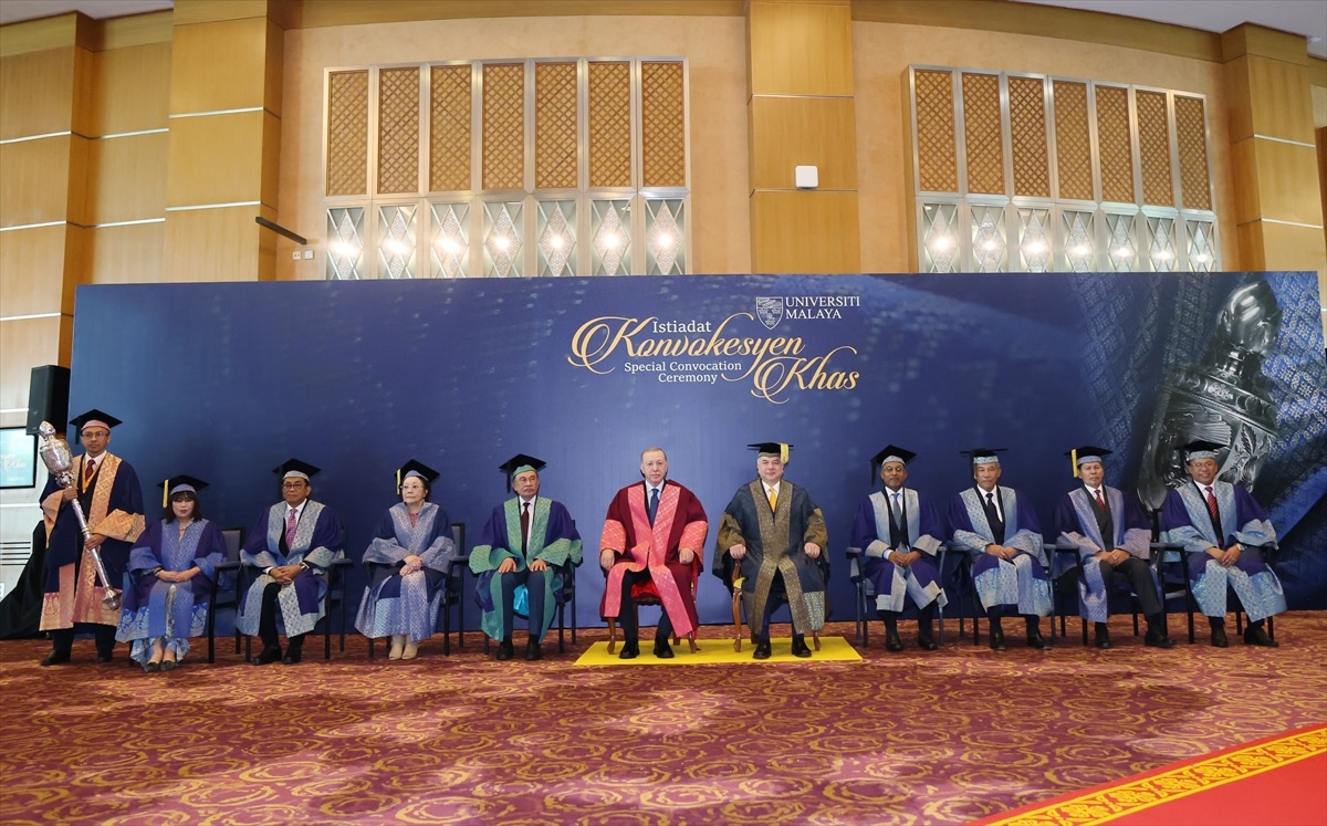 Cumhurbaşkanı Erdoğan\'a, Perak Sultanı Nazrin Şah tarafından fahri doktora beratı tevdi edildi