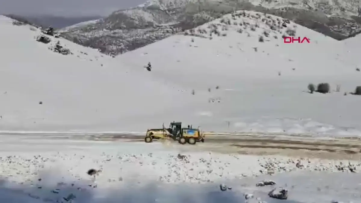 Diyarbakır\'da Kar Yağışı Etkisiyle Kapanan 20 Mahallenin Yolu Açıldı