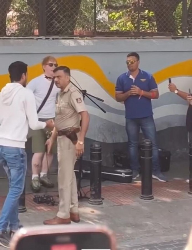Ed Sheeran'ın Hindistan'daki sokak konseri polis müdahalesiyle sonlandı