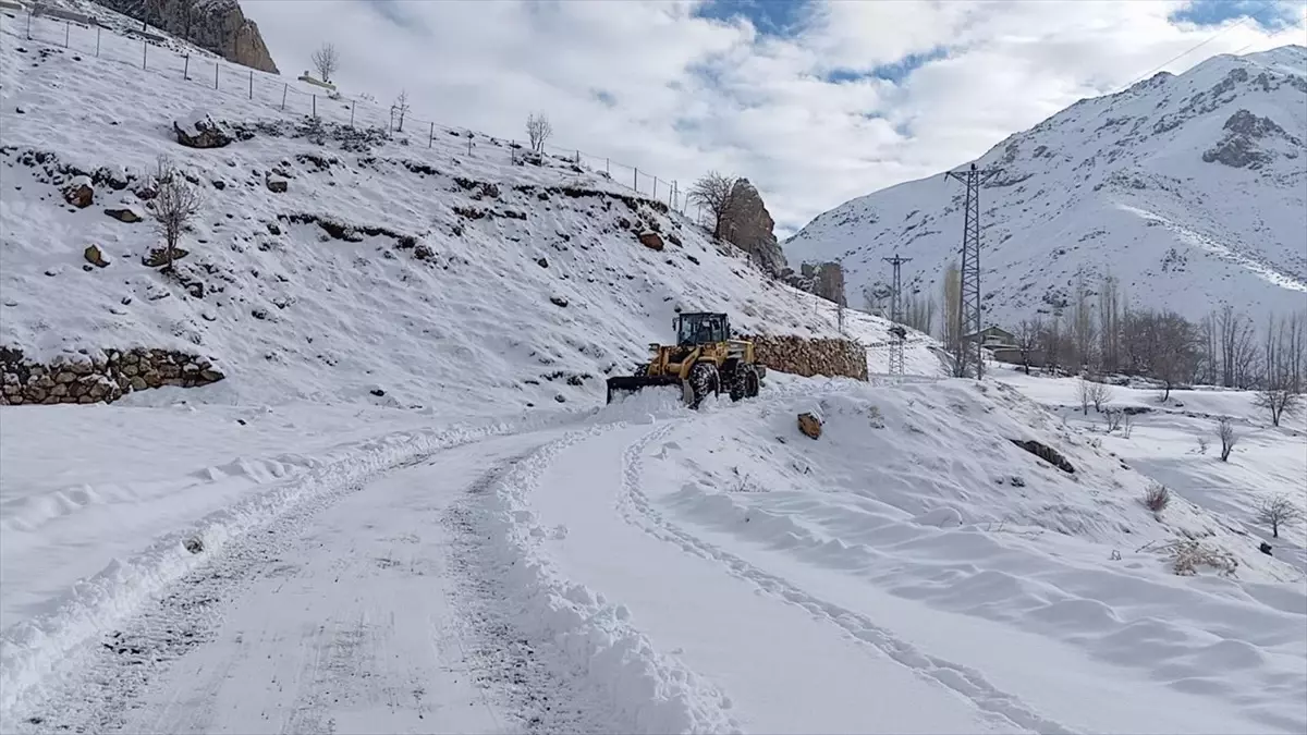 Kar nedeniyle yollar kapandı