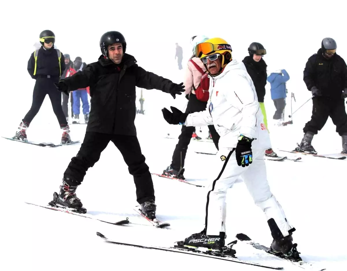 Görme Engelliler Erciyes\'te Kayak Yaptı