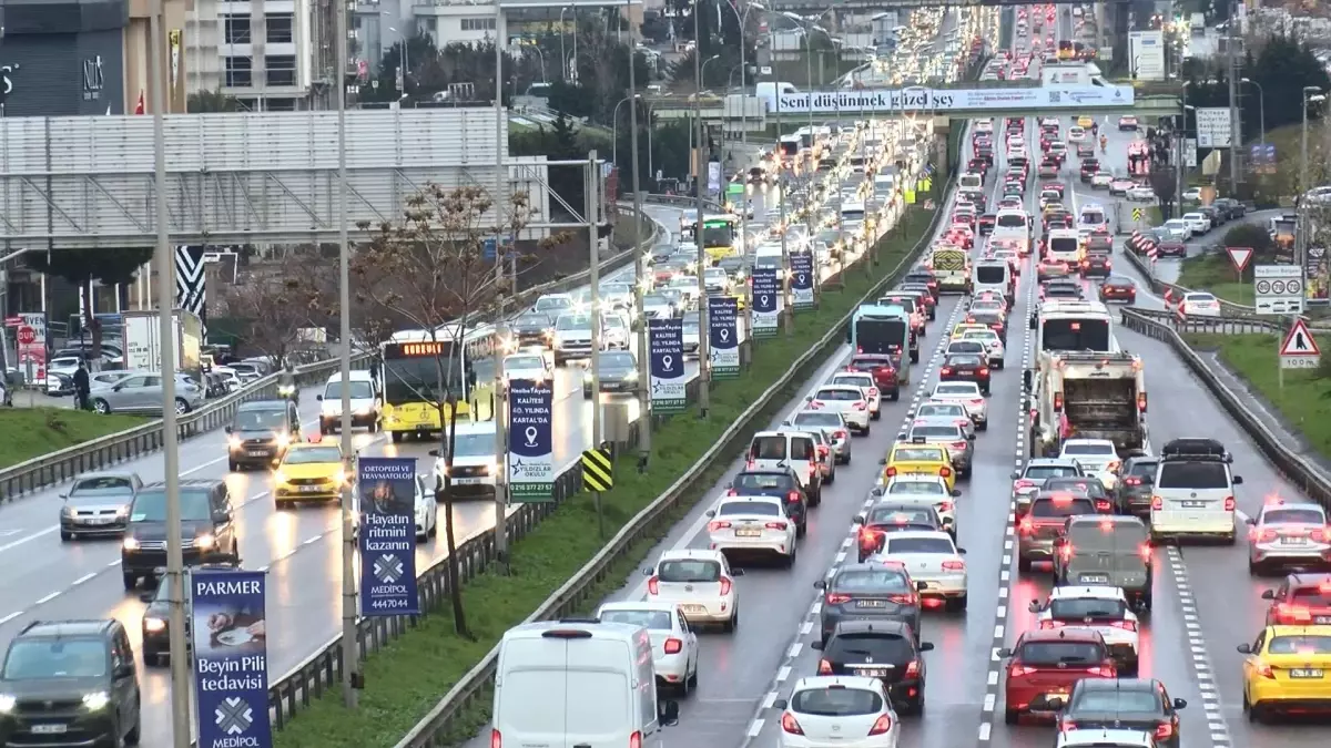 İstanbul Trafiğinde Yoğunluk: Maltepe D-100\'de Sürücüler Zor Anlar Yaşadı