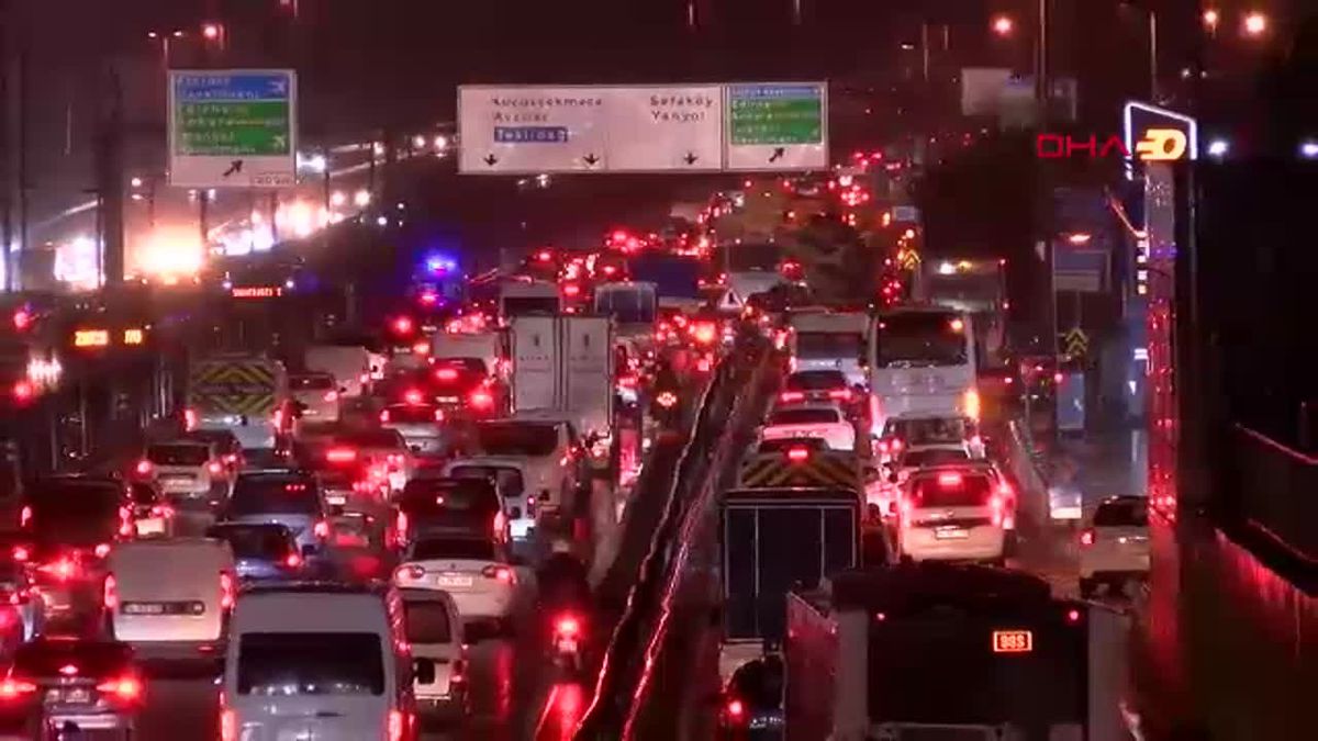 İstanbul\'da Yağış Sonrası Trafik Yoğunluğu Yüzde 80\'e Ulaştı
