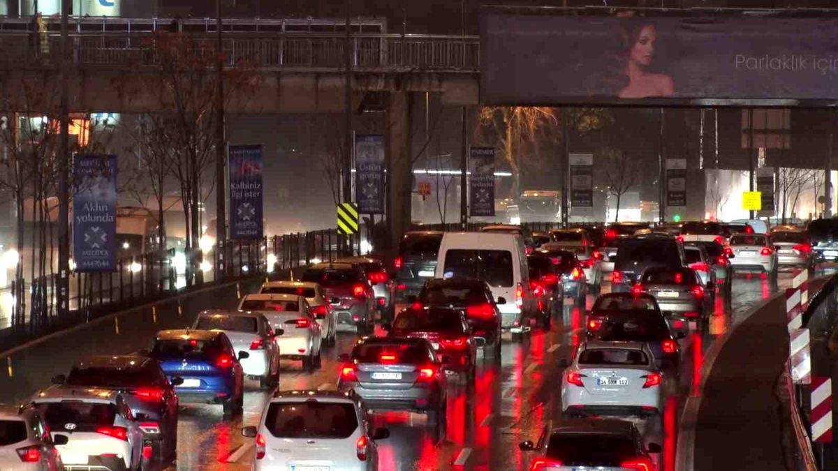İstanbul\'da Yağmur ve Yoğun Trafik Haftanın İlk Günü Zor Anlar Yaşattı