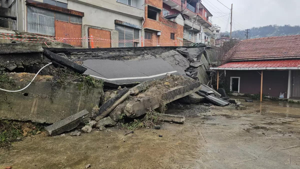 Zonguldak\'ta Yol Çökmesi: 3 Kişi Tahliye Edildi