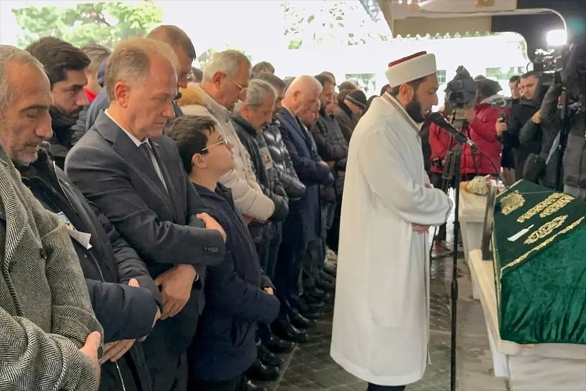 Kadıköy\'de Bıçaklanan Şefin Oğlu Toprağa Verildi