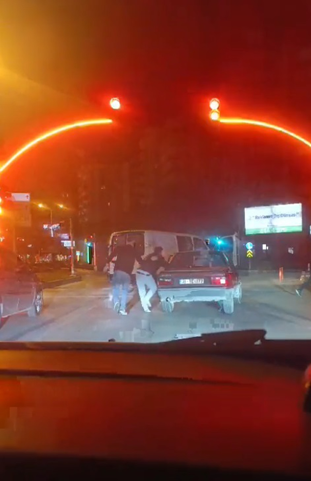 Adana\'da Trafik Tartışmasında Kavga: 6 Kişi Otomobil Sürücüsünü Darbetti