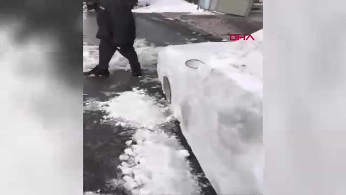 Kayseri\'de Baba Oğul 4 Günde Kardan Otomobil Yaptı