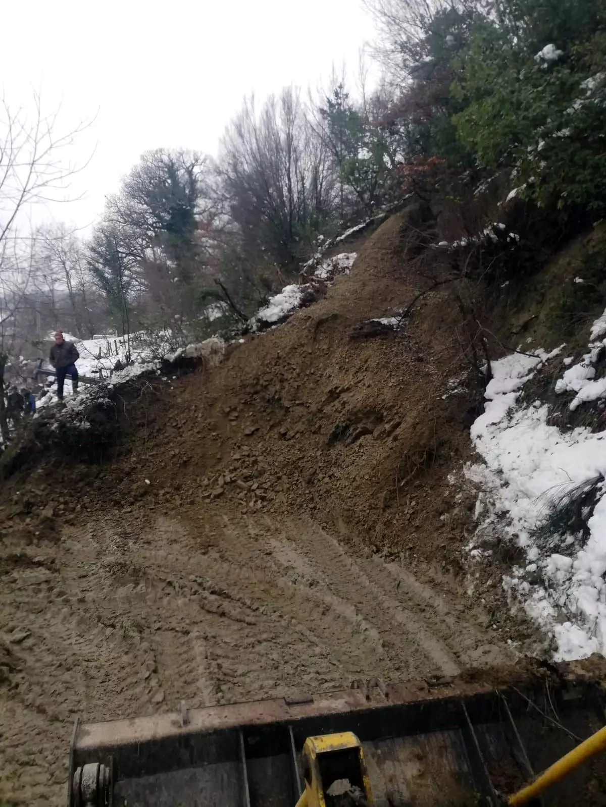 Türkeli\'de Heyelan: Köy Yolu Kapandı