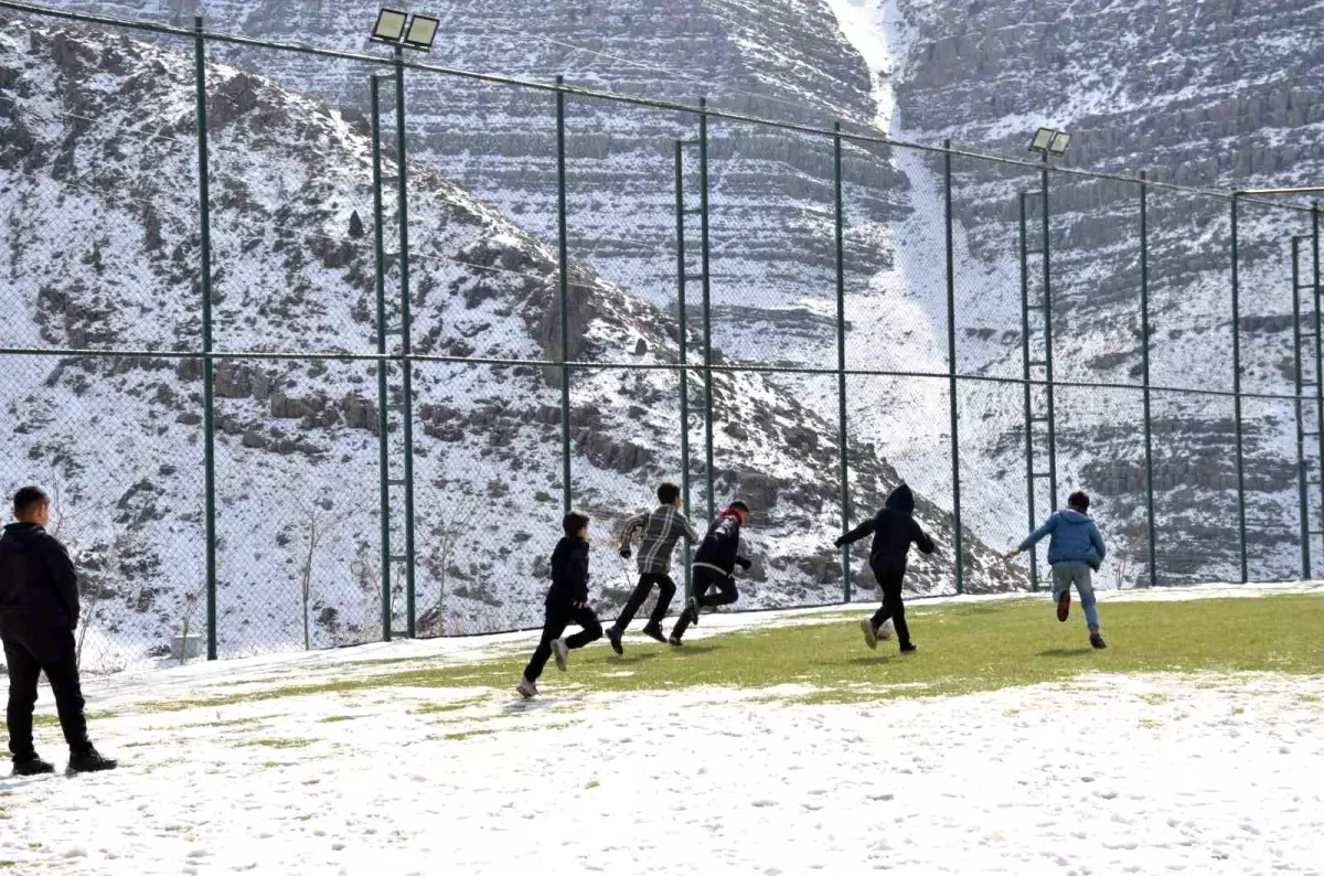 Şırnak\'ta Çocuklar Karda Futbol Oynuyor