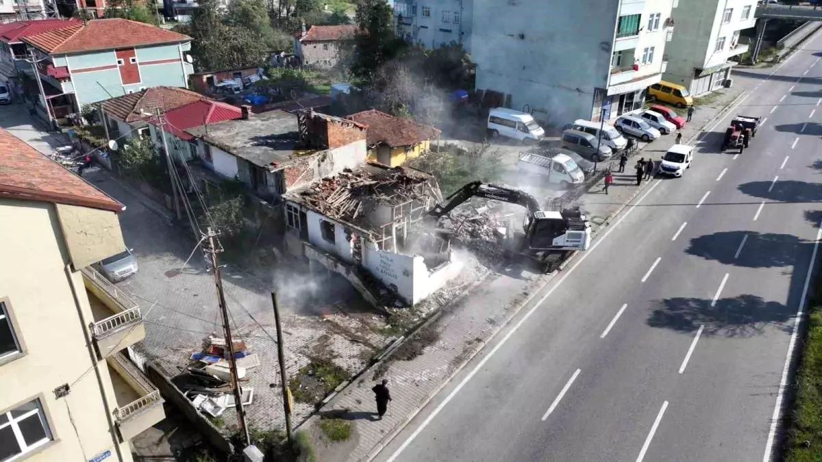 Terme Belediyesi Metruk Binaları Yıkmaya Devam Ediyor