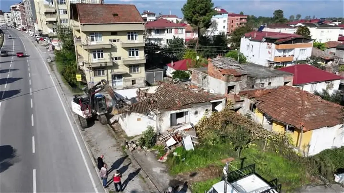 Terme\'de Metruk Binaların Yıkımına Devam