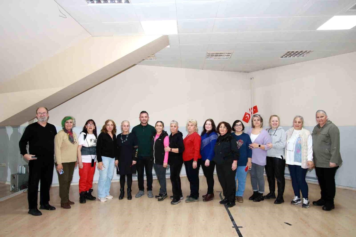 Kocaeli\'de 65 Yaş Üstü Bireyler Tiyatro Sahnesinde