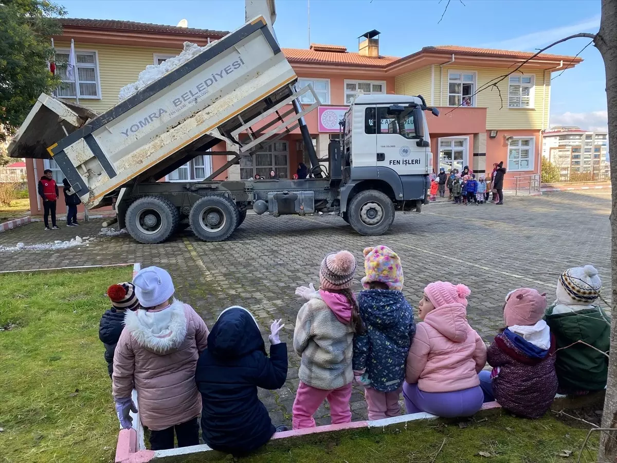 Yomra\'da Öğrencilere Kar Sürprizi