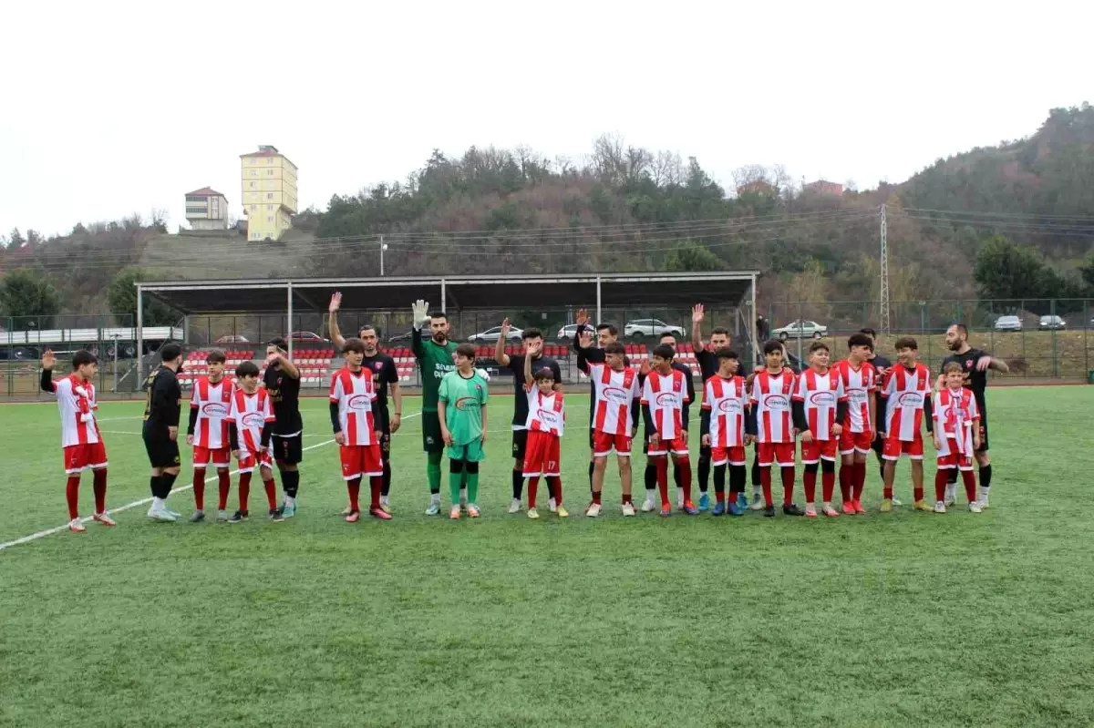 Türkeli Belediye Esnafspor U-14 Takımı Şampiyonluk Kupasını Kaldırdı