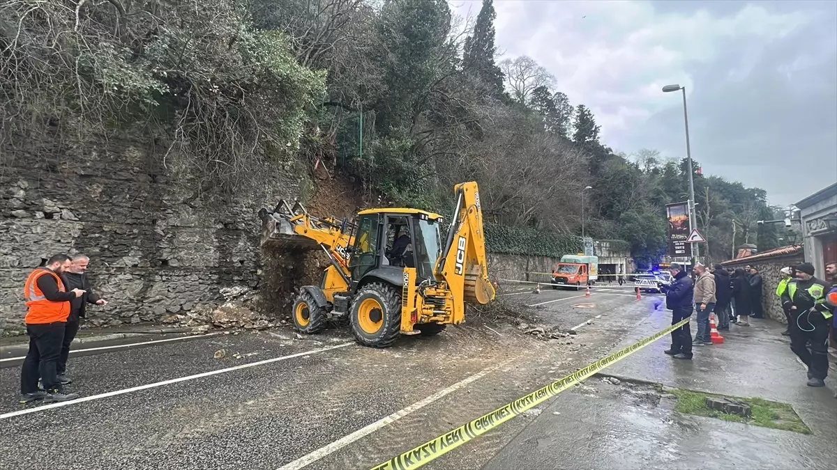 İstinat Duvarı Çöktü, Cadde Trafiğe Kapandı