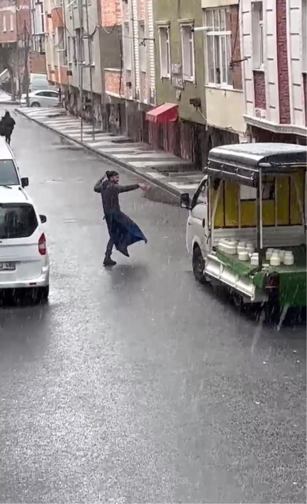 Arnavutköy\'de Kar Yağışı ve Oynayan Satıcı