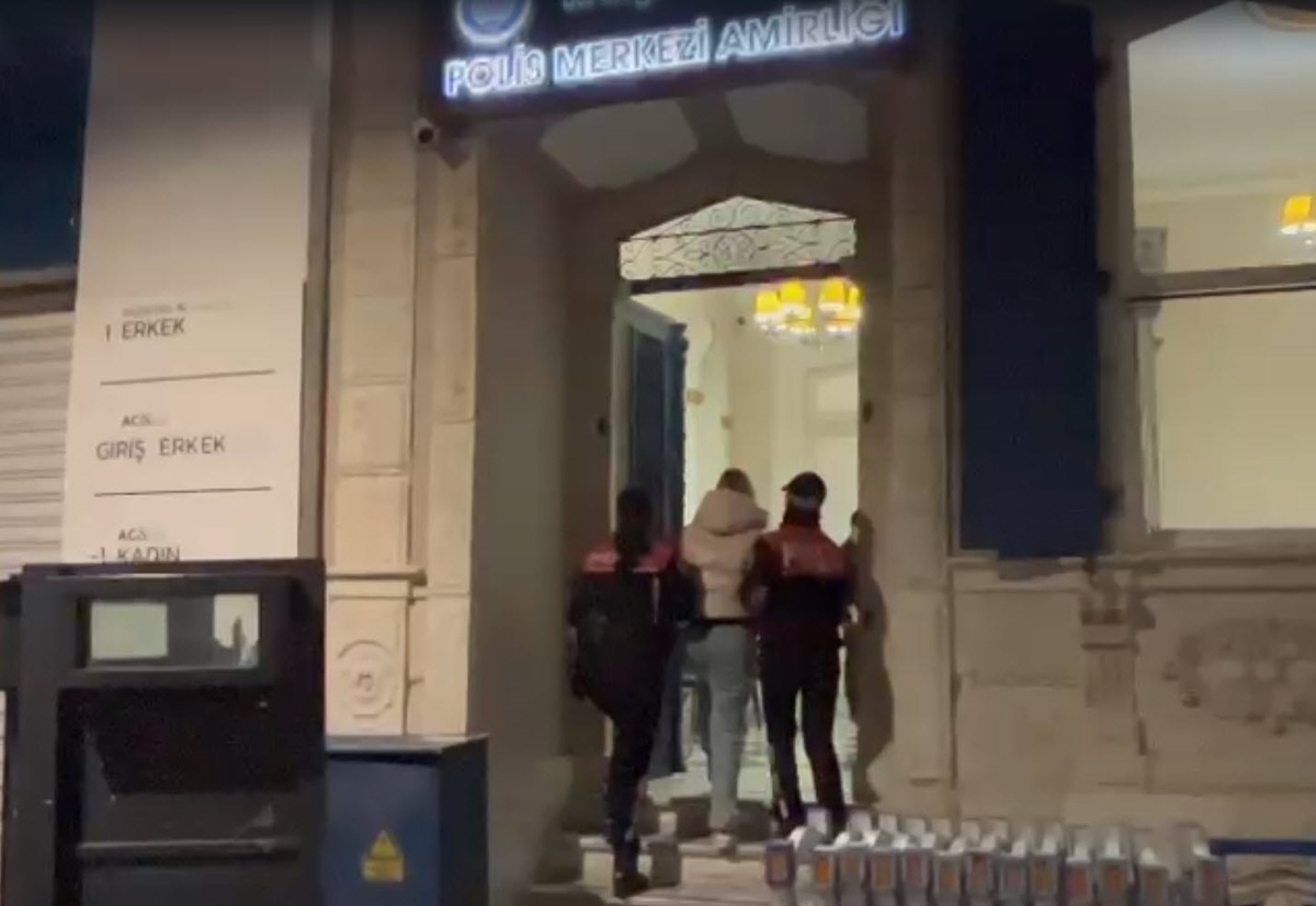 İzmir\'de Dolandırıcılık Suçundan Aranan Şahıs Yakalandı