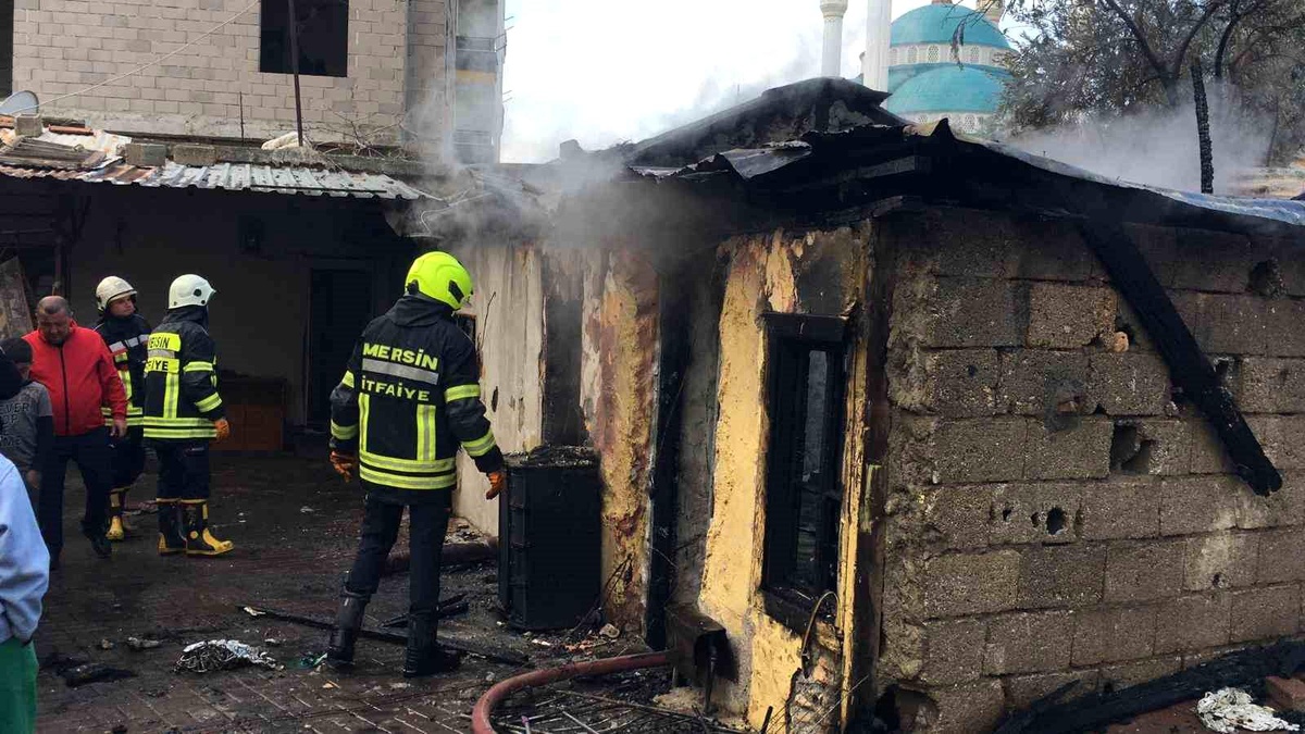 Mersin\'de Yangın: Yanan Ev ve Ampul Dikkat Çekti