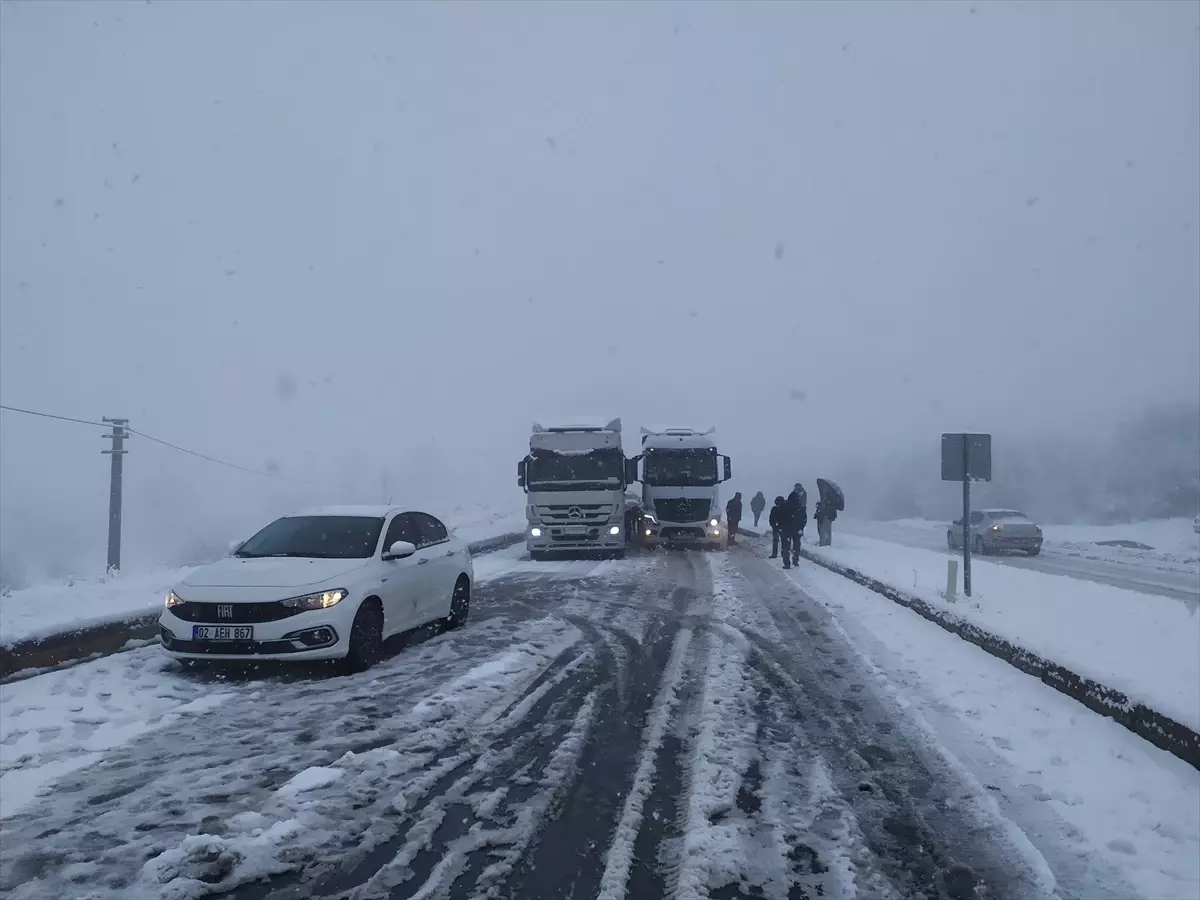 Adıyaman\'da Kar Yağışı 49 Köy Yolunu Kapattı