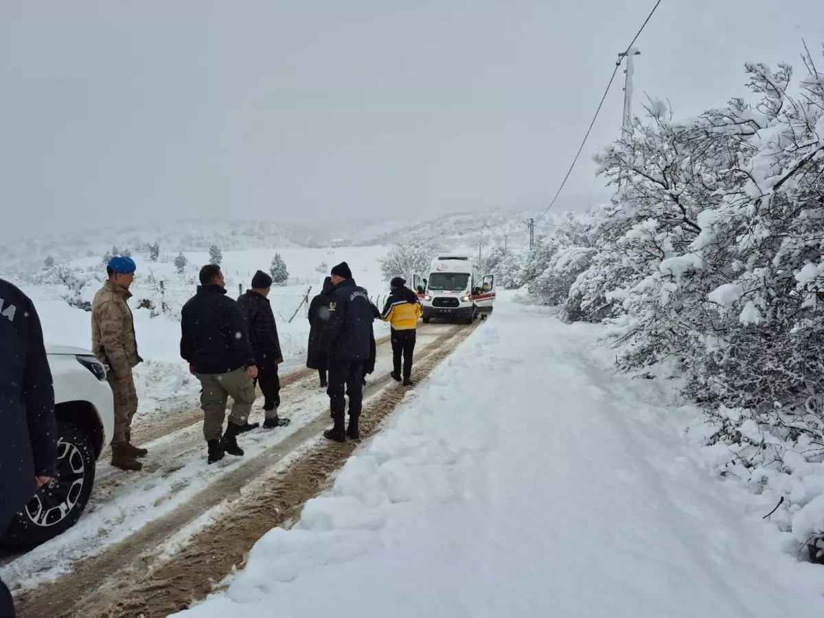 Ambulans Kara Saplandı, Hamile Kadın Zor Kurtarıldı