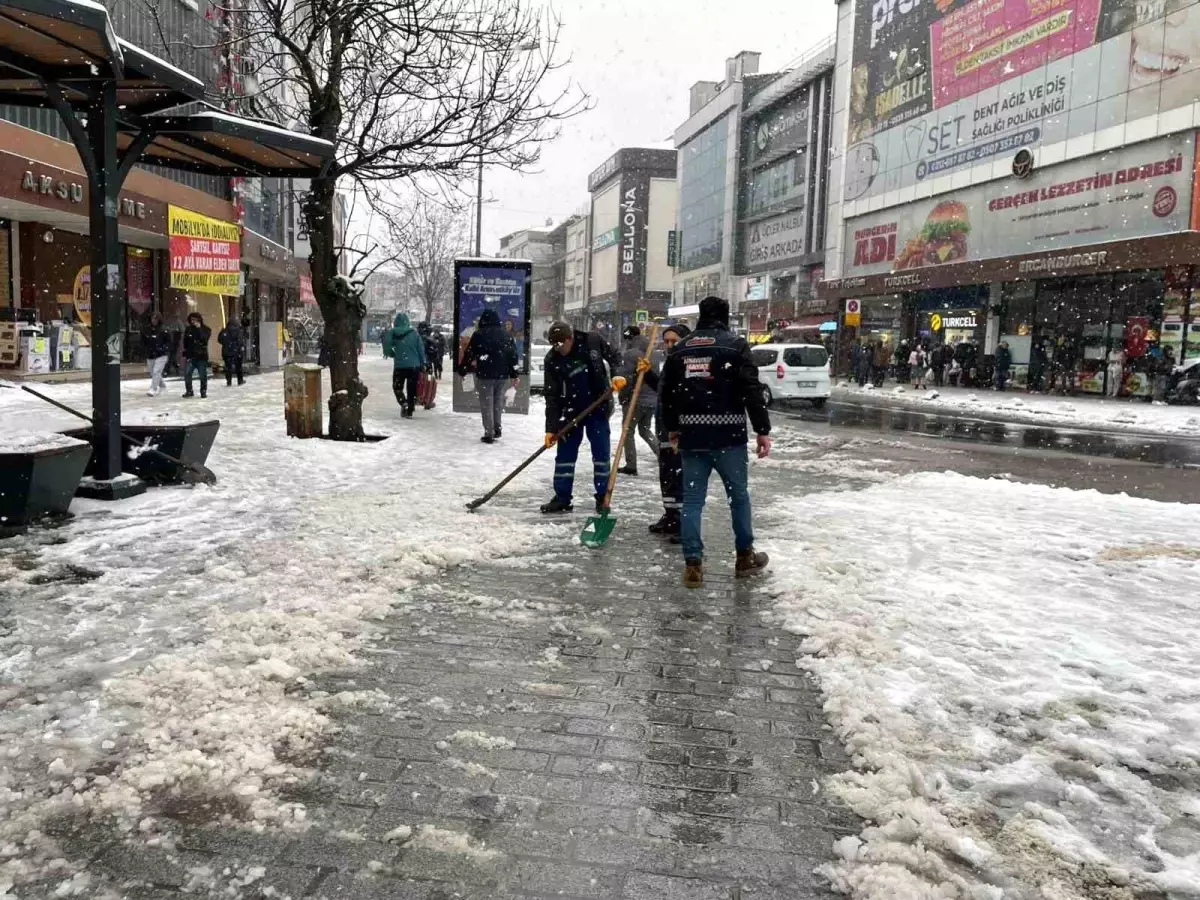 İstanbul\'da Karla Mücadele Çalışmaları Hız Kesmeden Devam Ediyor