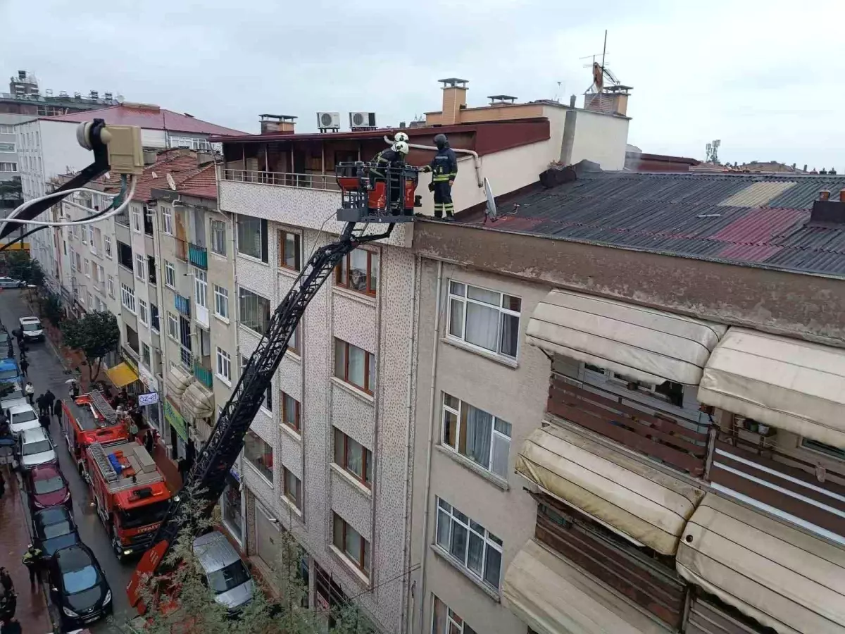 Samsun\'da Apartman Bacasından Duman Yükseldi, Endişe Yarattı