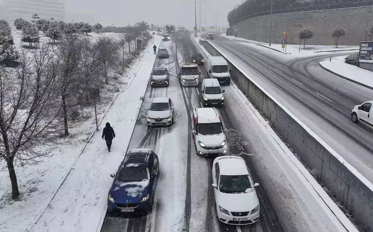 Başakşehir\'de Kar Zorluğu