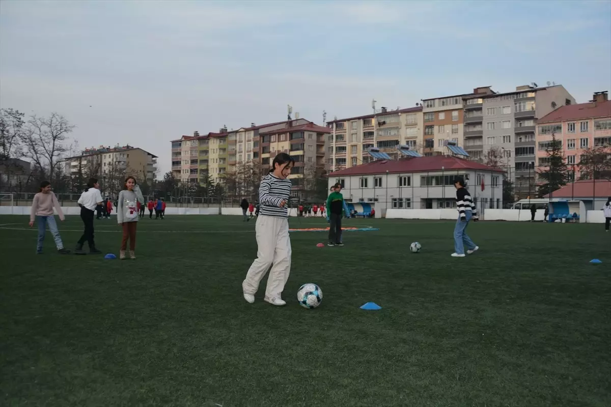 Tatvan Kız Futbol Takımı Şampiyonluk Peşinde