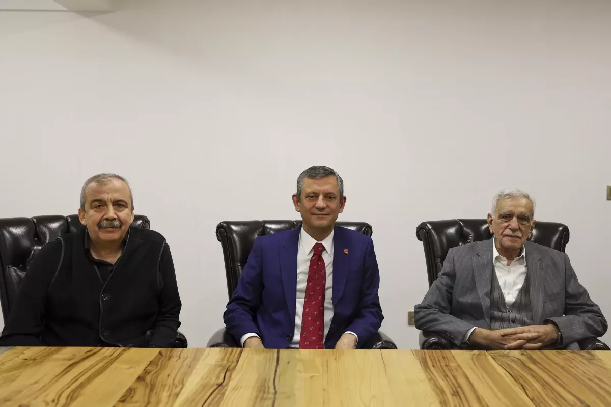 CHP Lideri Özgür Özel, Ahmet Türk\'e Geçmiş Olsun Ziyaretinde Bulundu