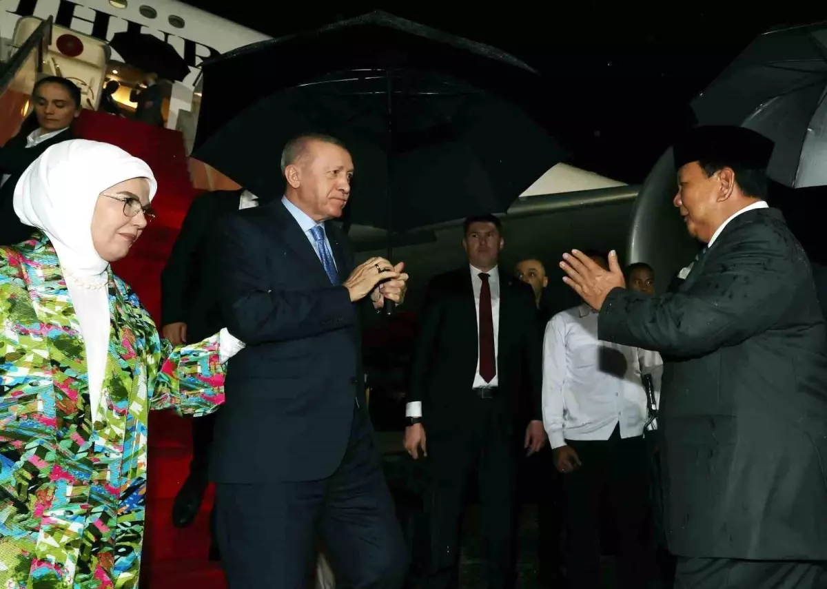 Cumhurbaşkanı Erdoğan, Endonezya\'ya Ziyaretinde Top Atışlarıyla Karşılandı