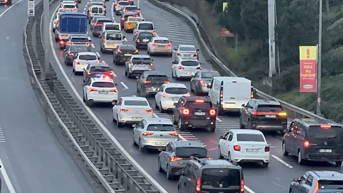 İstanbul\'da kar yağışının etkisiyle trafik yoğunluğu yaşanıyor