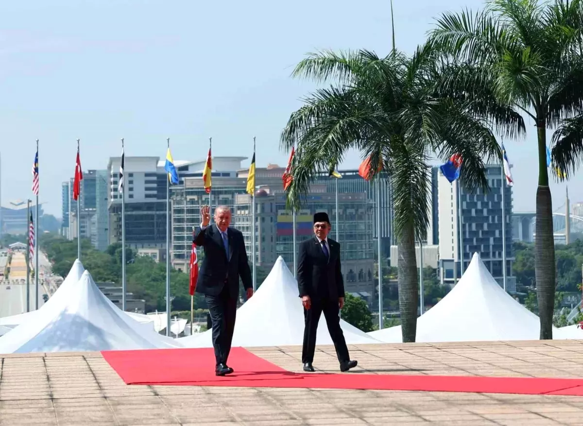 Cumhurbaşkanı Erdoğan, Malezya Başbakanı Enver İbrahim ile Görüştü