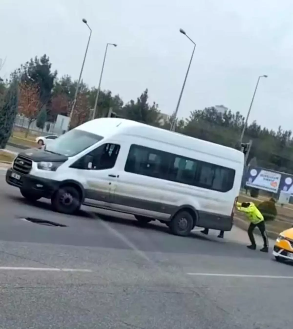 Trafik Polisi Arızalı Araca Yardım Etti