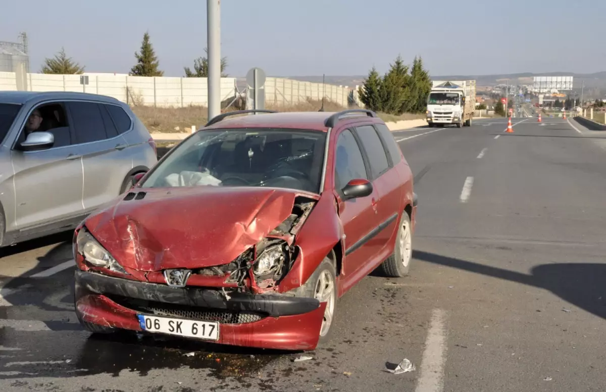 Edirne\'de Kavşakta Otomobil Kazası: 3 Yaralı