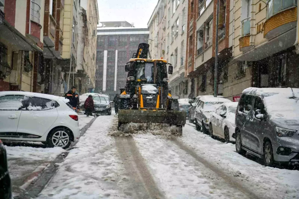 Esenyurt\'ta Karla Mücadele Çalışmaları Tam Gaz Devam Ediyor