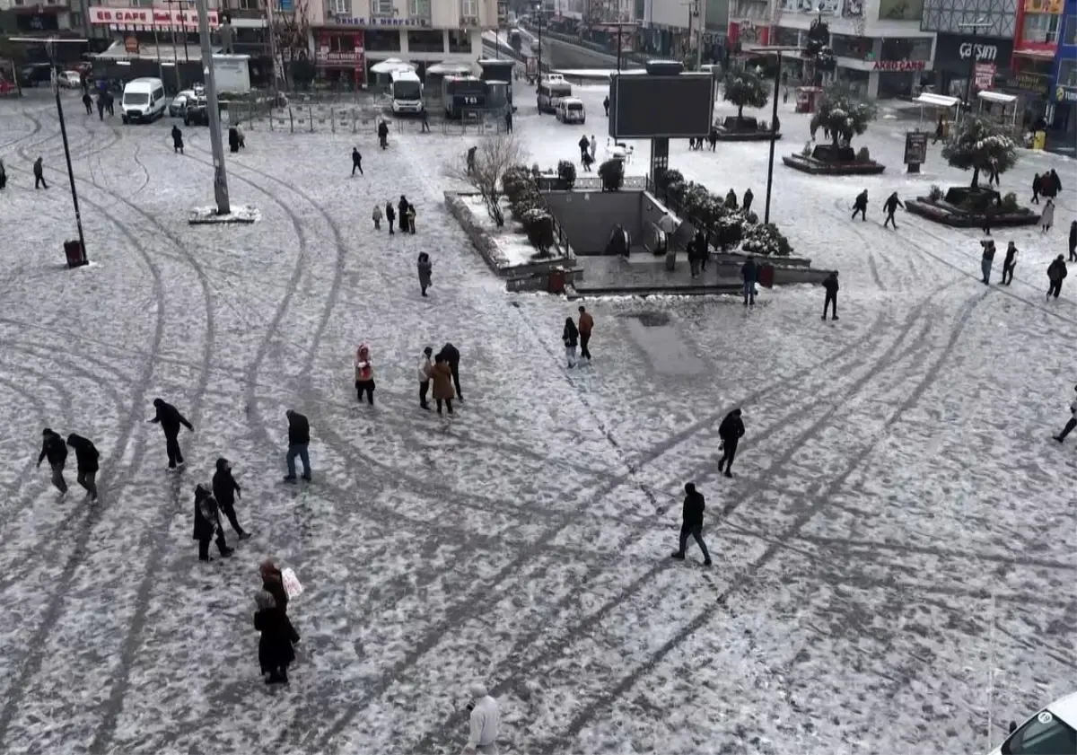 Esenyurt\'ta Kar Neşesi